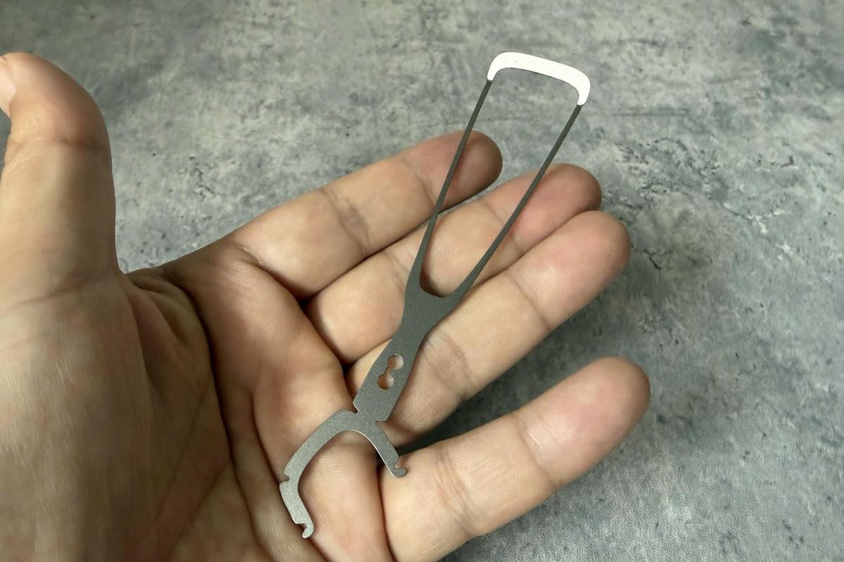 鯖江の「眼鏡の技術」を舌ブラシに使ったら、あの嫌な感じがやわらぎました