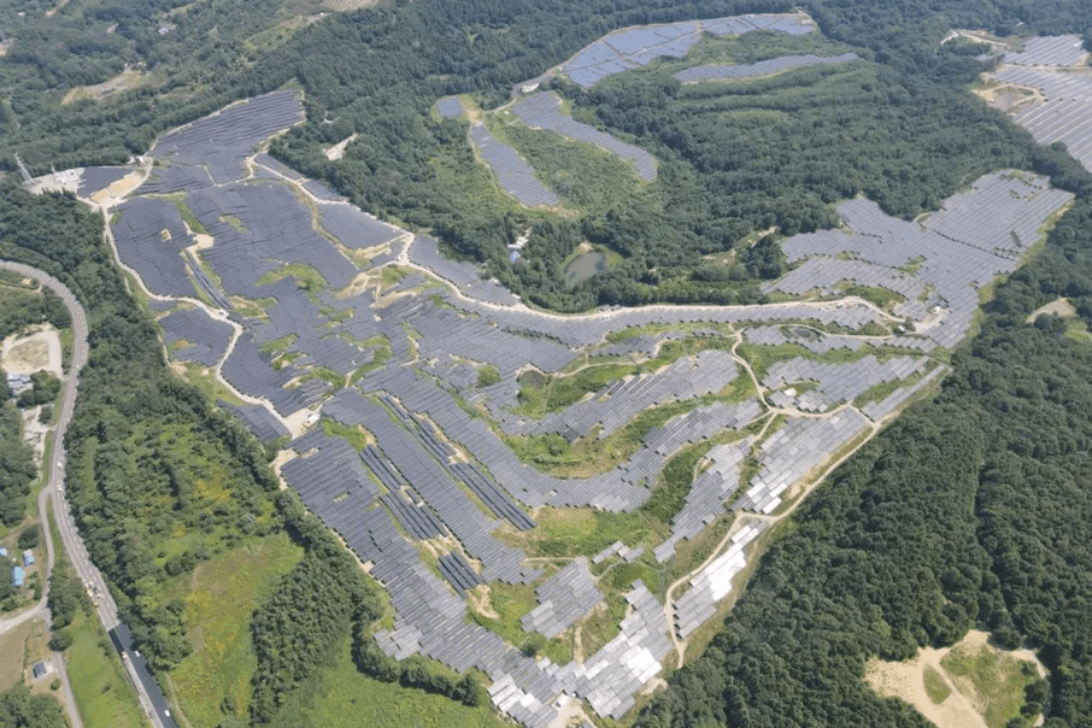 福島のゴルフ場、いつのまにか6万3千枚のソーラーパネルになってた