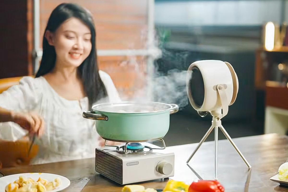 窓を開けたくない夏こそ、換気扇はテーブルの上。焼肉の煙もその場で退治がオススメ