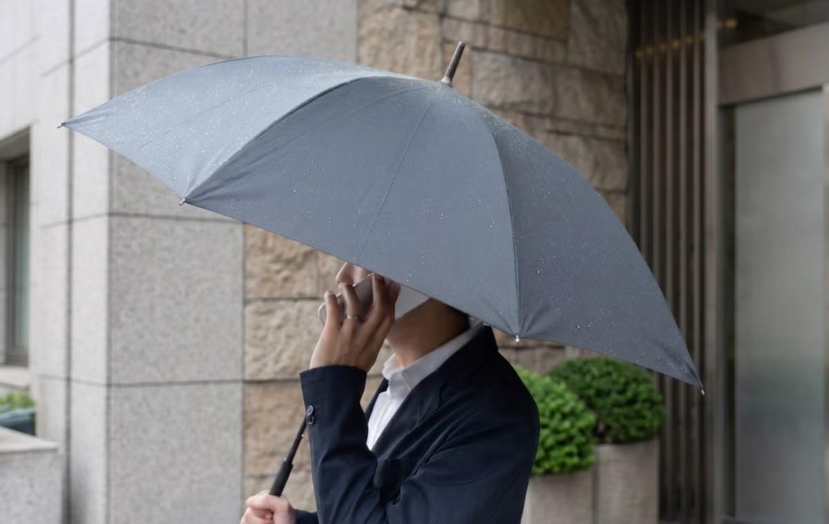 全天候型風に強くて「折りたたみ傘レベル」の軽さ！雨も強い日差しも、しっかりブロック