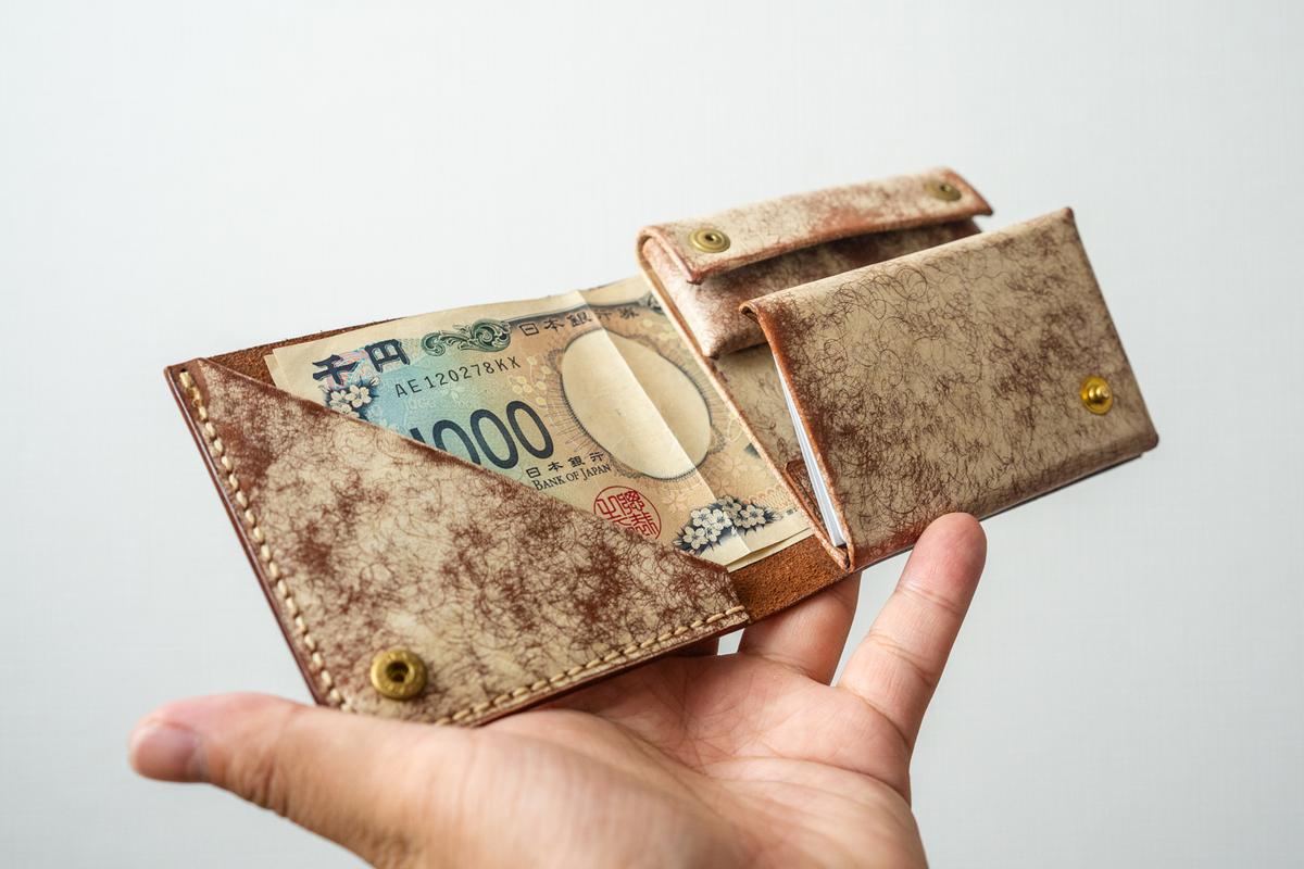諦めるつもりだった使い勝手も諦めずに済んだ。変化も楽しい、個性的な革の小さなお財布