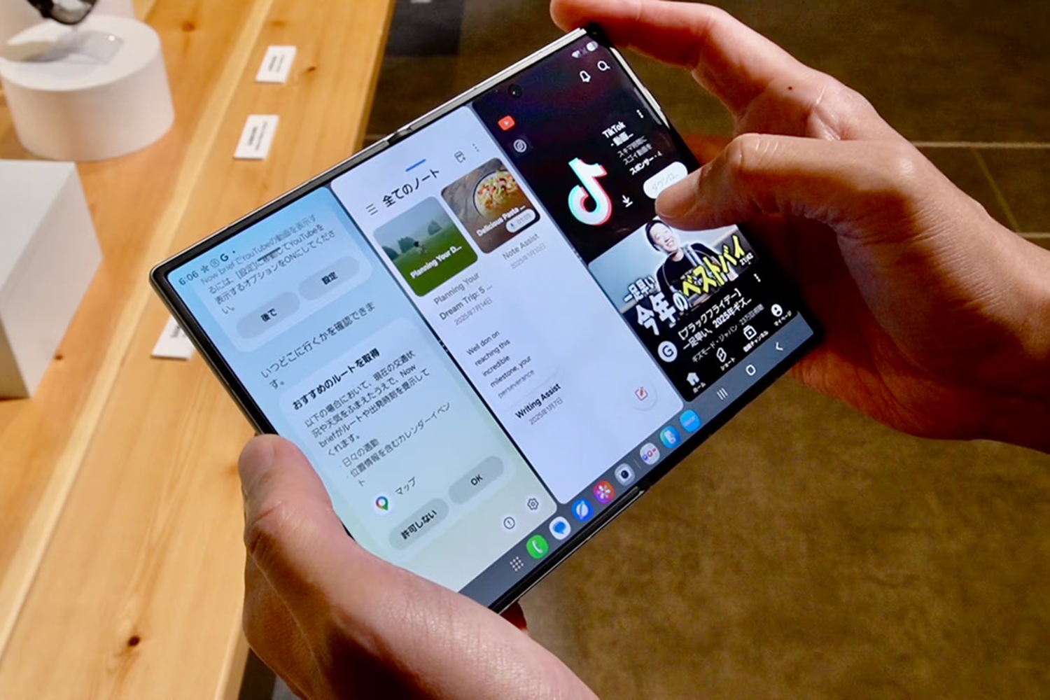 横長比率の特権。Samsung折りたたみスマホ新機種の中で、Galaxy Z