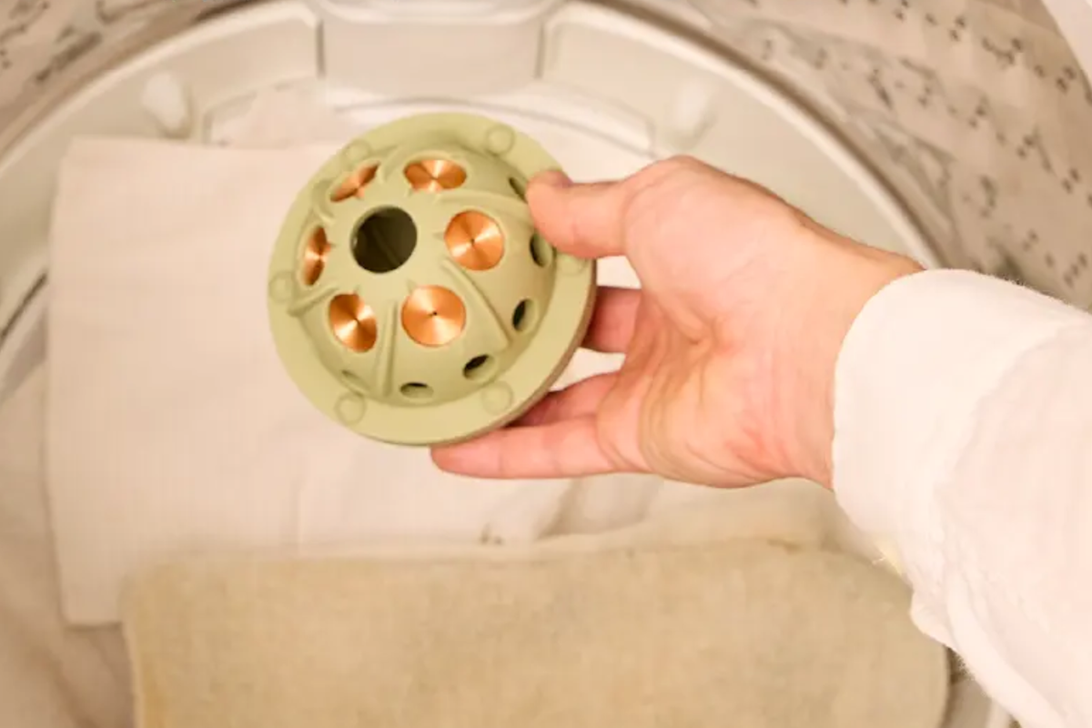 洗濯機に「このボール」を入れるだけ。洗剤に頼らずニオイを洗い流す新しい選択