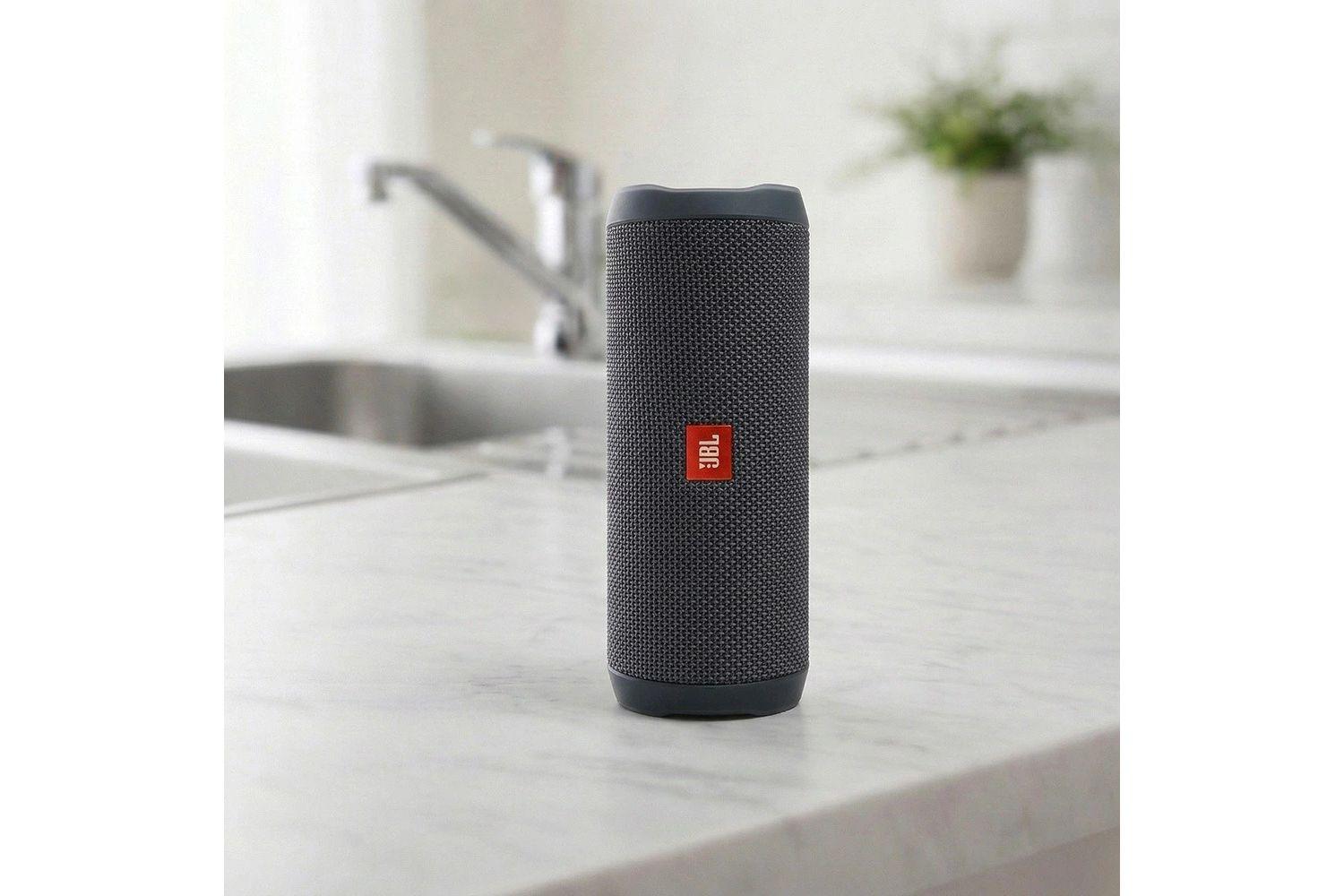 30分水没も耐えるタフスピーカー。JBLの「FLIP ESSENTIAL 3」が4,120円
