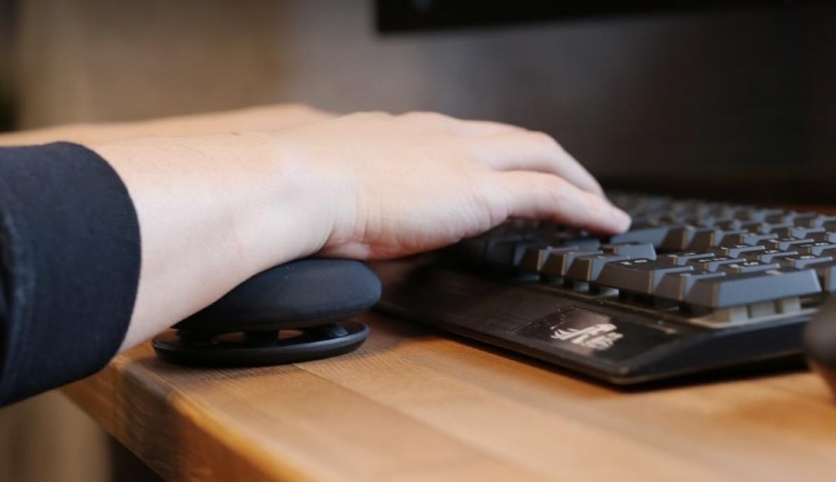 PC作業の効率に直結するリストレスト。まるで無重力のような新感覚の快適さです