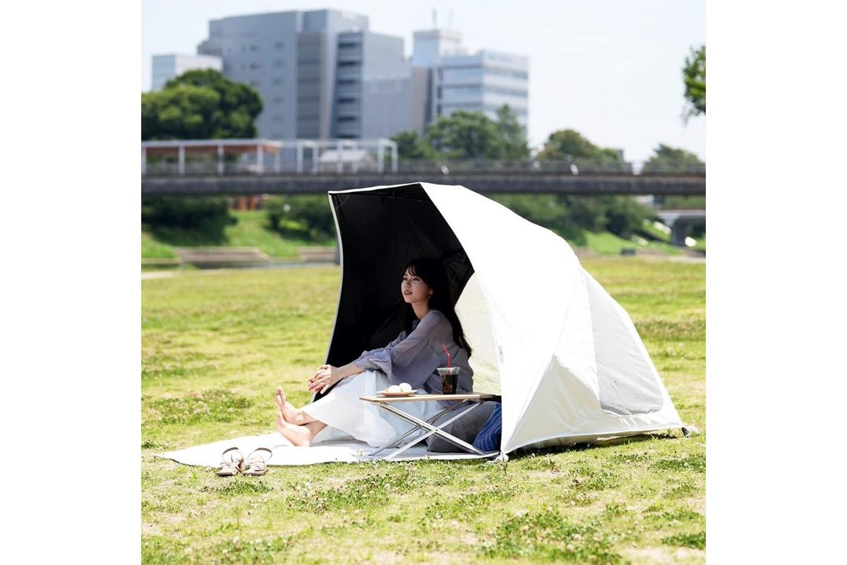 傘みたいに開くだけ！ 「日陰ラクラク発生」サンシェードが過去最安
