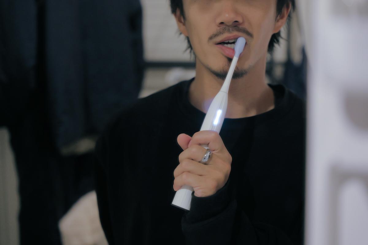 力の入れすぎも教えてくれる。ボタンのない電動歯ブラシがここまで直感的とは