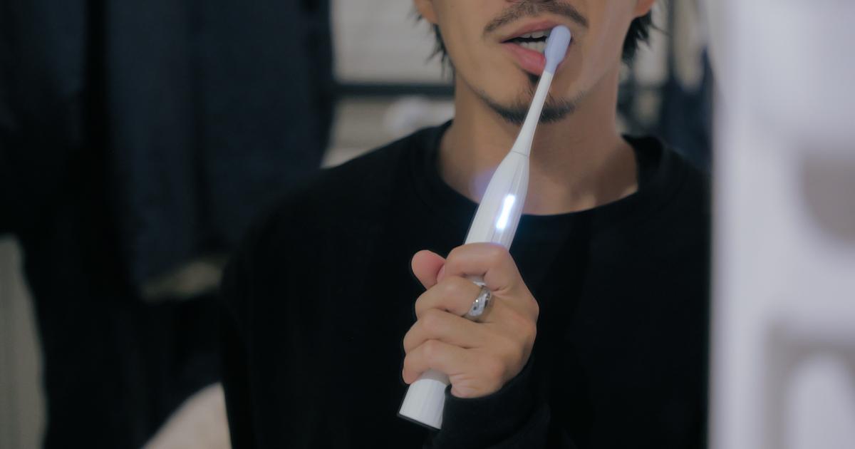 力の入れすぎも教えてくれる。ボタンのない電動歯ブラシがここまで直感的とは | ライフハッカー・ジャパン