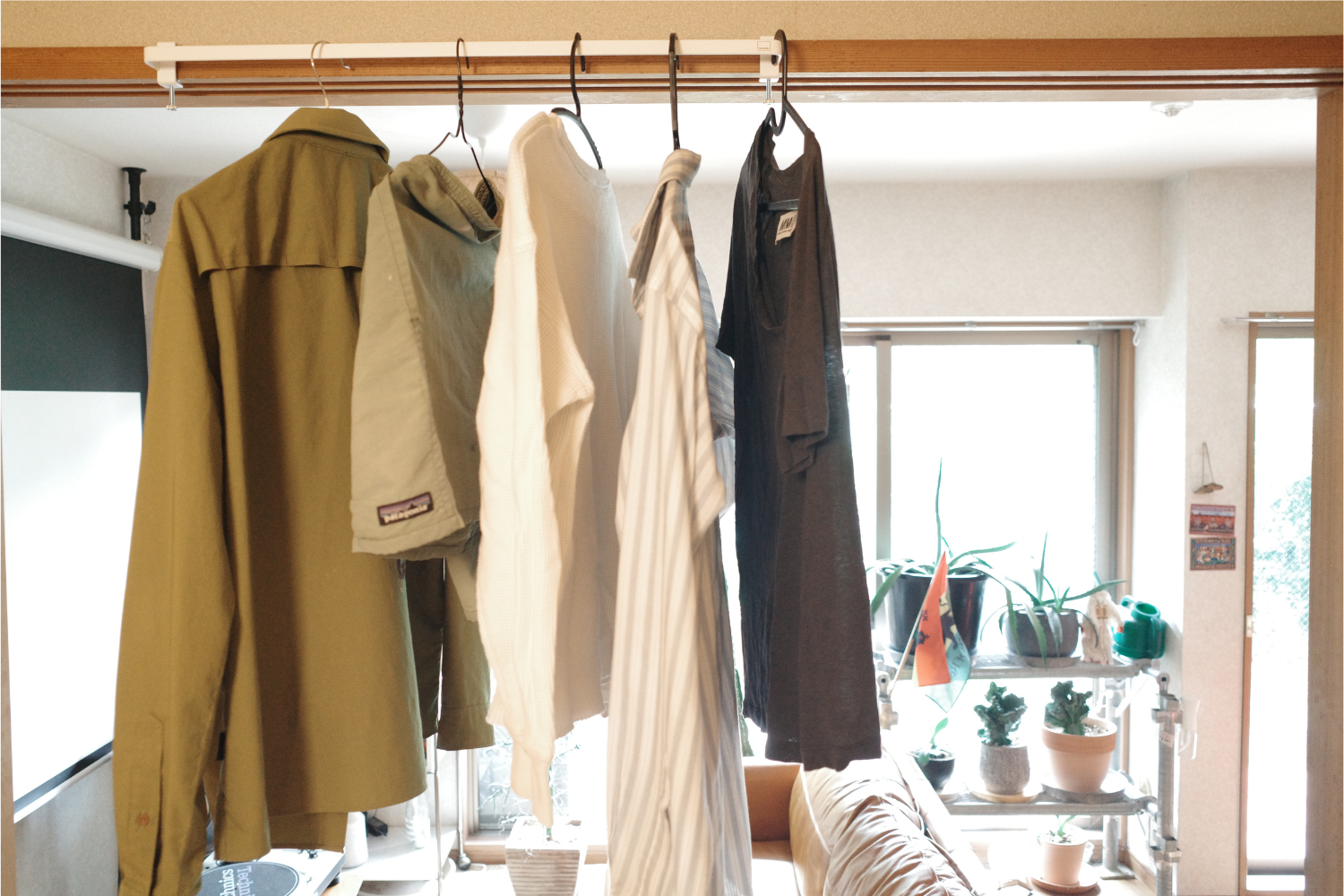 汗濡れ服、少量の部屋干しに「行き場」を設置。日々の洗濯にいい流れが生まれた