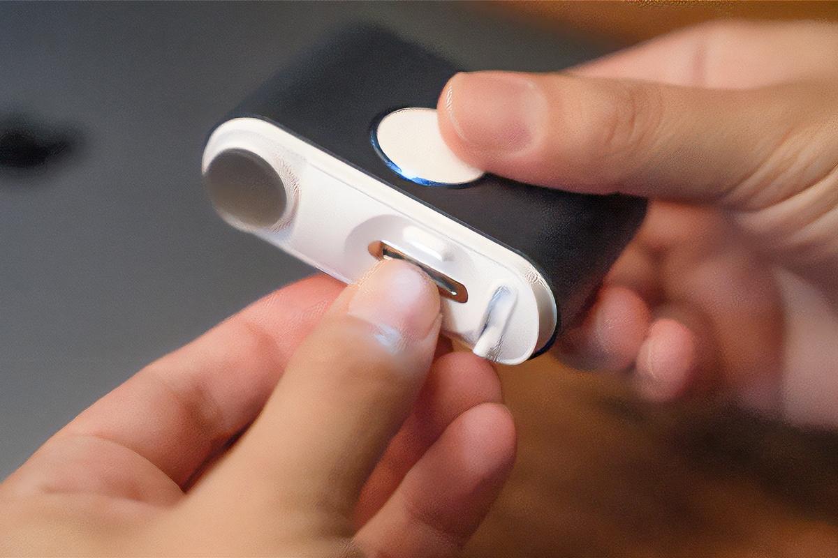 伸びきる前に、毎日ちょっとずつ削る。電動爪切りなら爪に優しく日常的にサッと整えられます