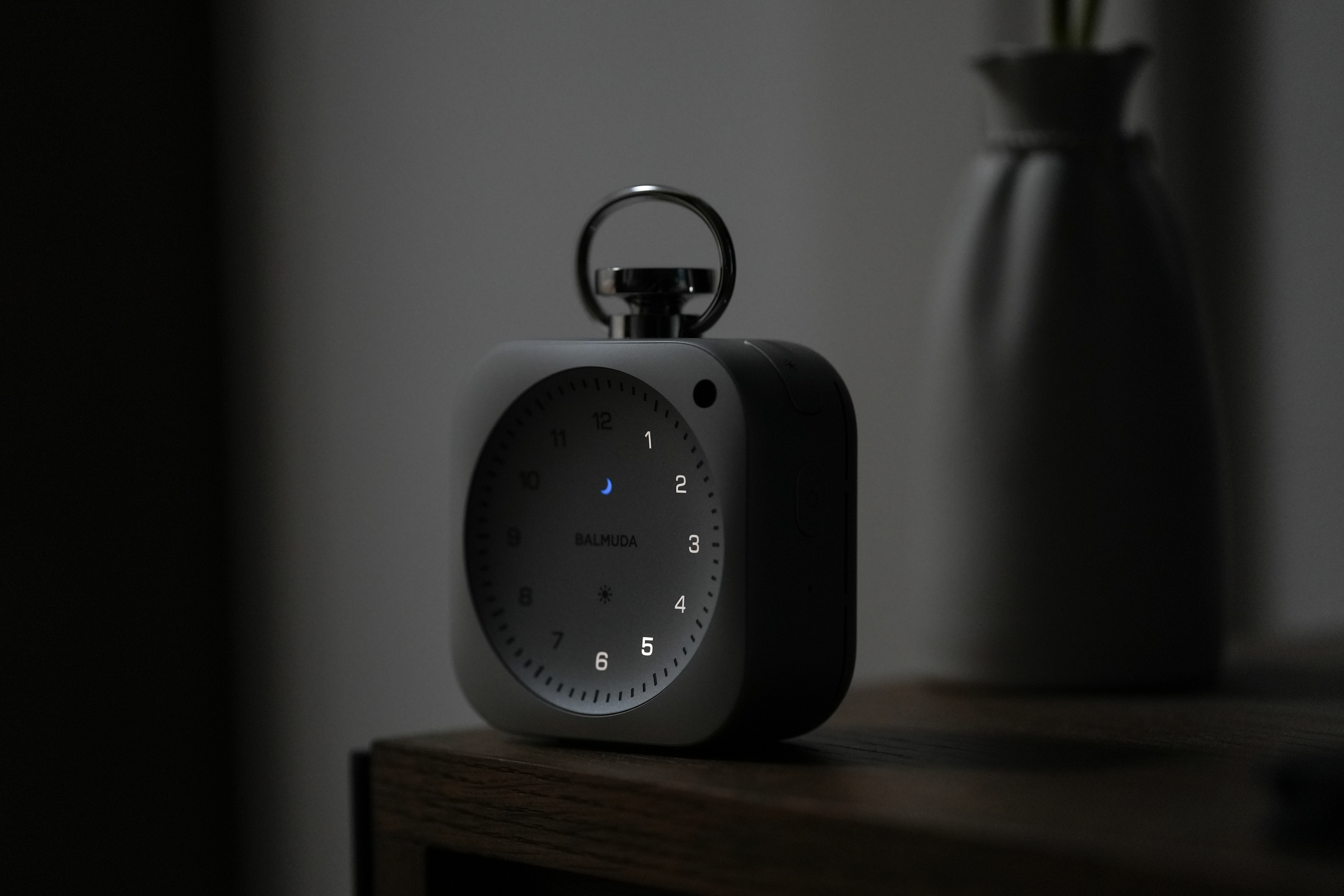 金属のかたまりが睡眠を改善してくれた。BALMUDA The Clockレビュー