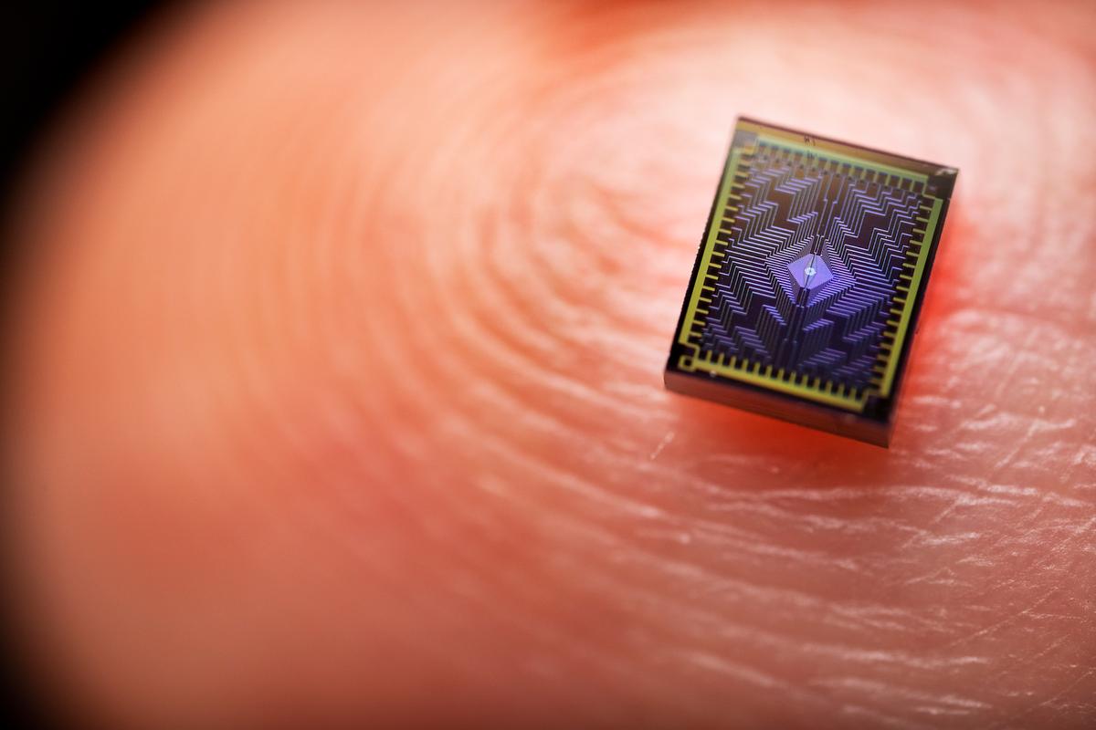 日立、インテル・産総研とシリコン量子コンピューターに挑む。熾烈極める開発競争
