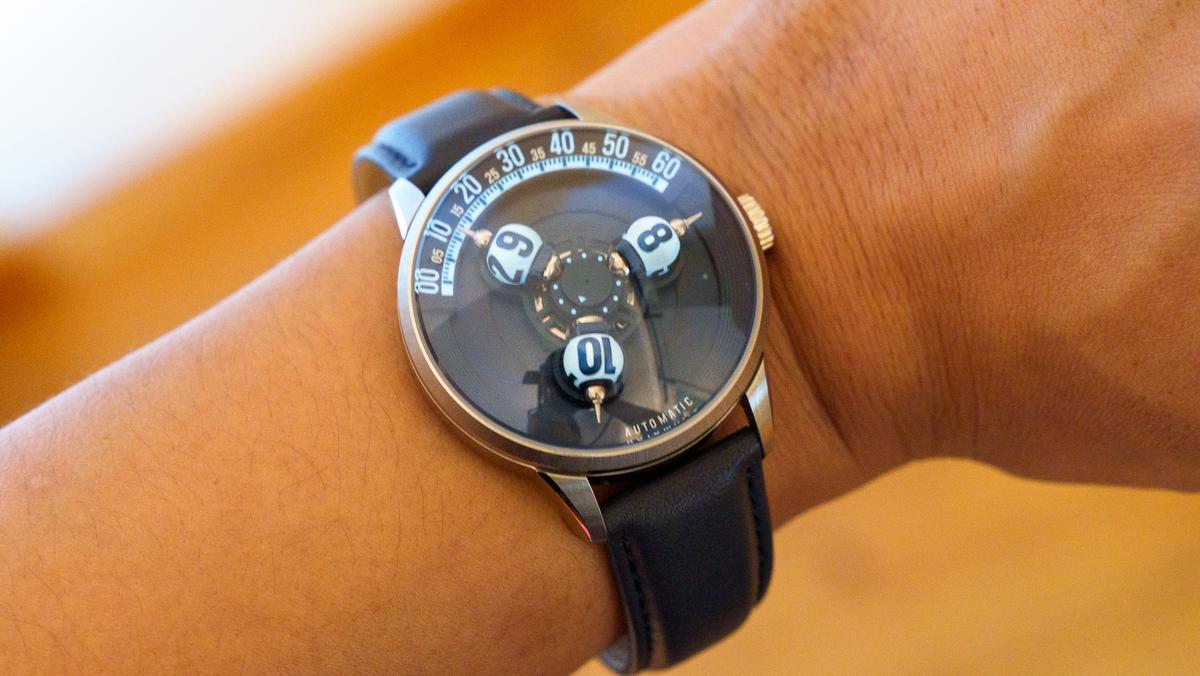 針がないのに、時間が読める。数字の球が目盛りを渡る自動巻き腕時計「TIMEORB」を試してみた