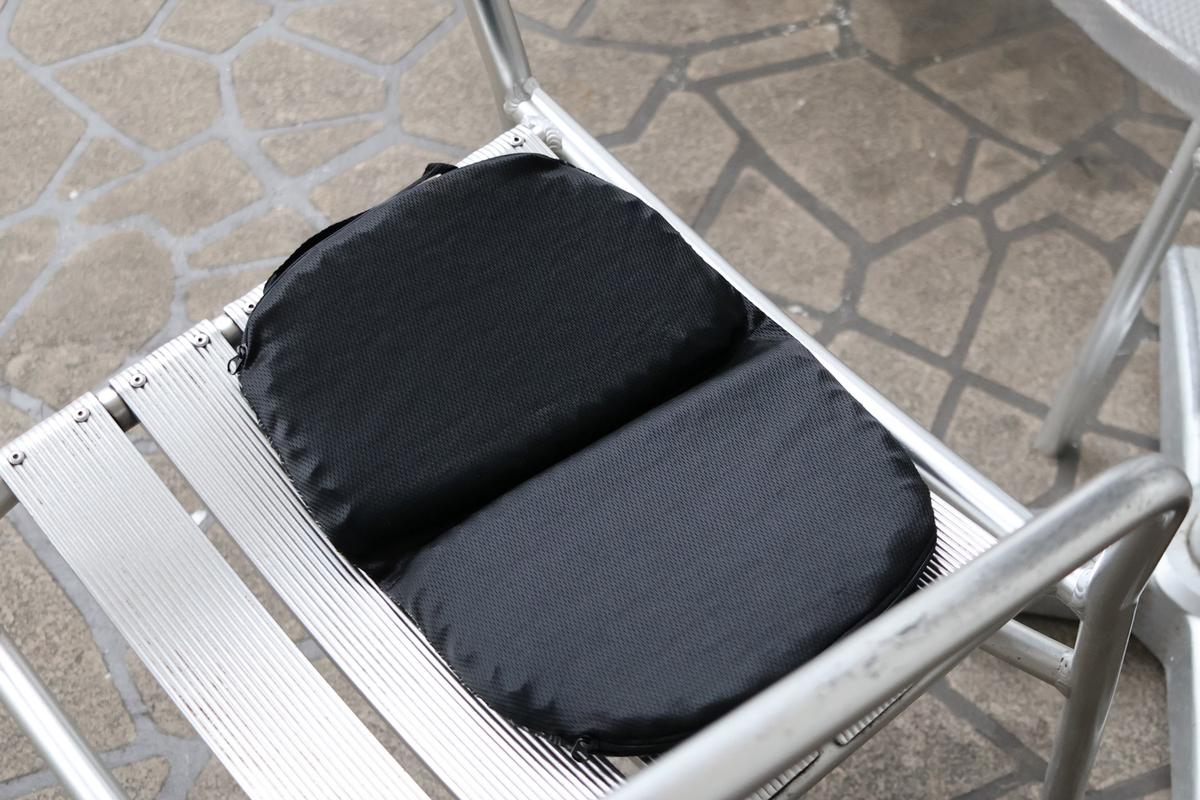 折りたためて持ち運び◎。ハニカムクッションで「長距離移動、お尻痛い問題」が消えたんだ