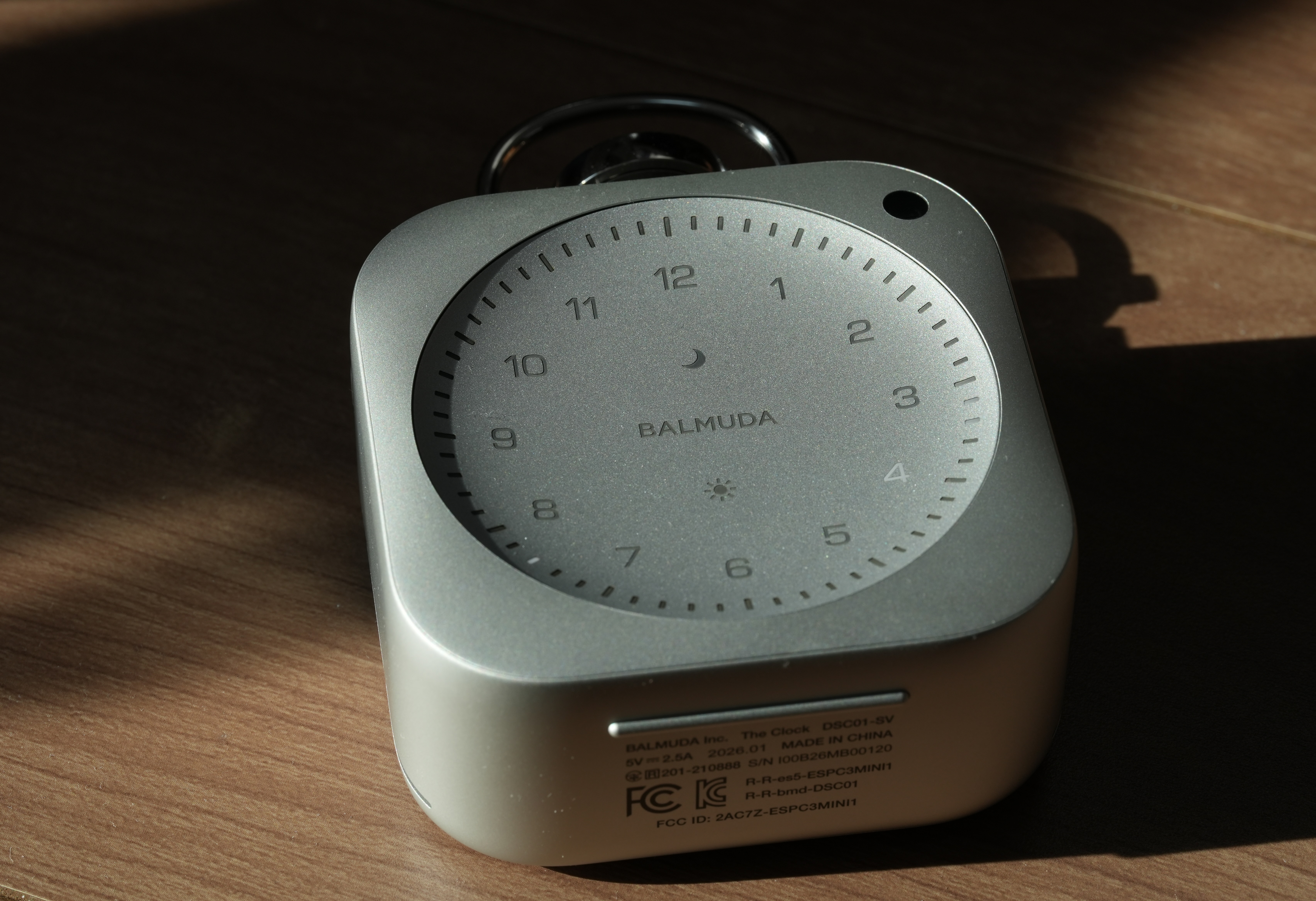 金属のかたまりが睡眠を改善してくれた。BALMUDA The Clockレビュー