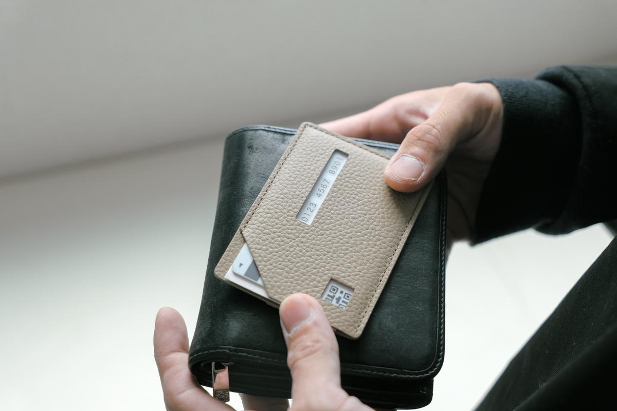 厚さ3mm、財布にもスッと収まる。利用頻度が増えたマイナンバーカードを革で守ってみた