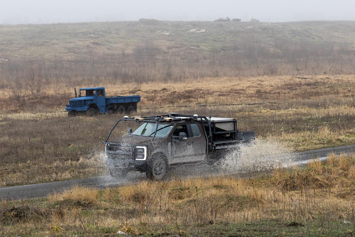 兵士の代わりに戦場へ…アメリカ陸軍、自動運転のフォード「F-250」をテスト