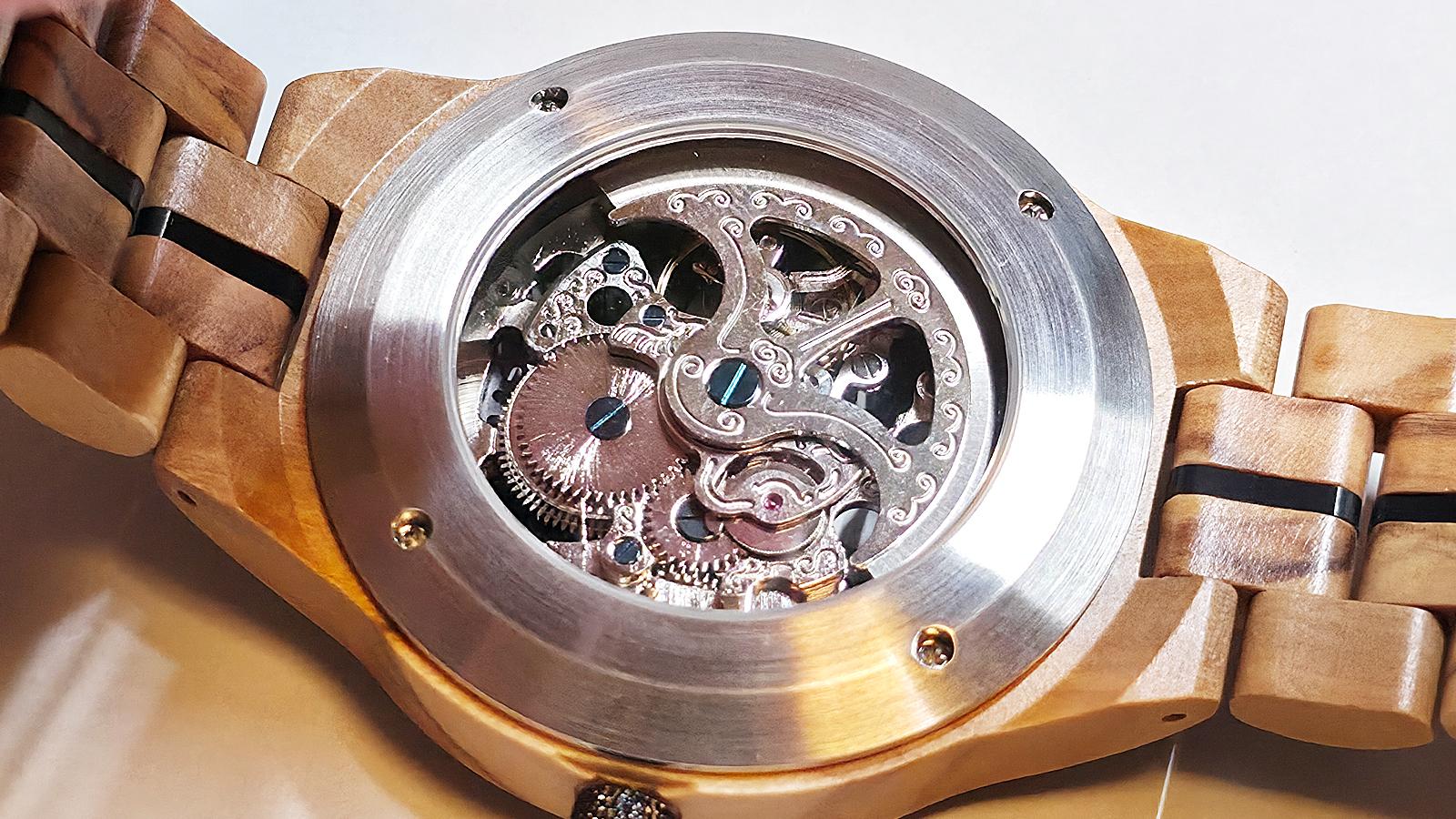 世界でひとつのオリーブ材の自動巻き時計。電池も充電も不要、防滴や