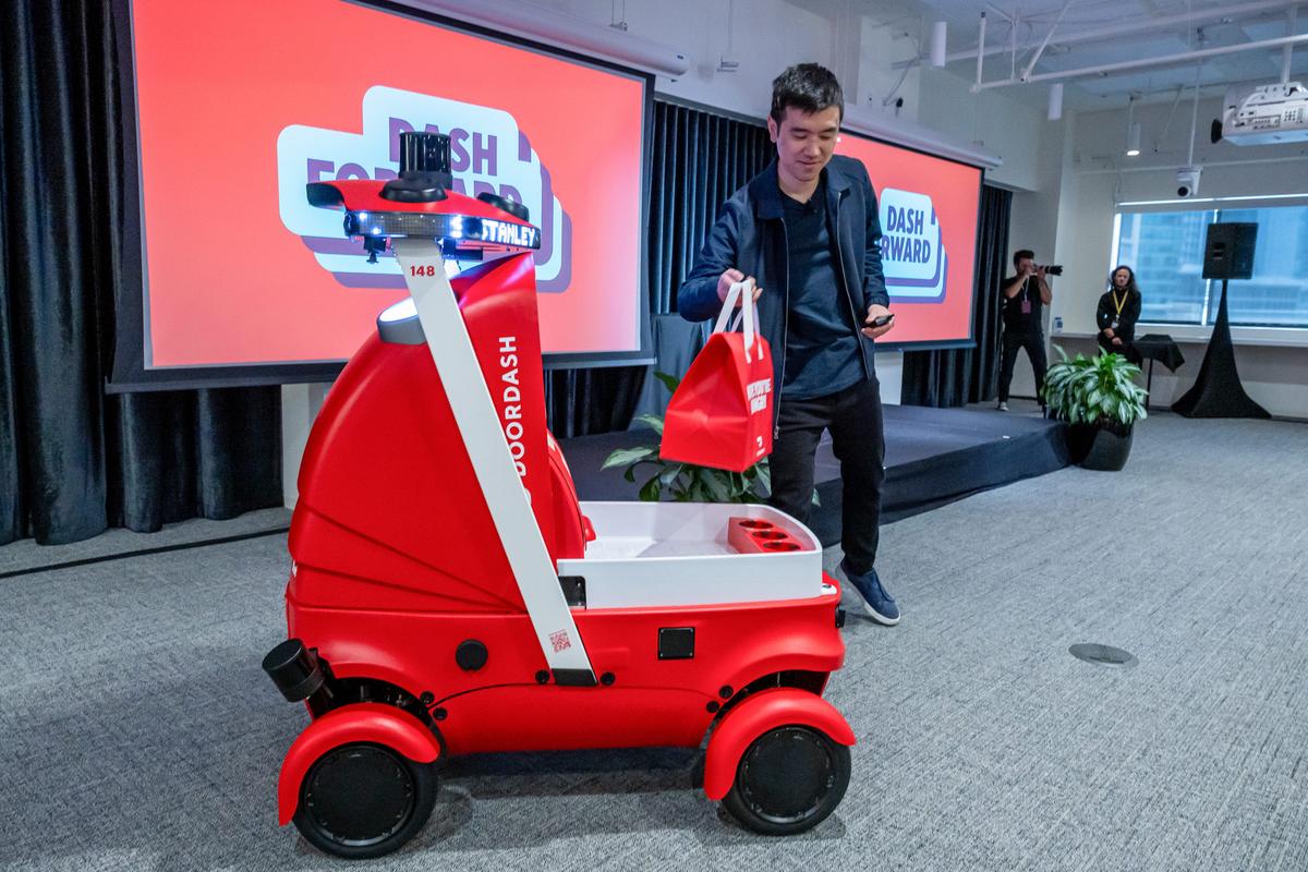 ドアダッシュ、配達ロボットに注文品を乗せるためだけに人を雇っていた…ウェイモのドアを閉める仕事も