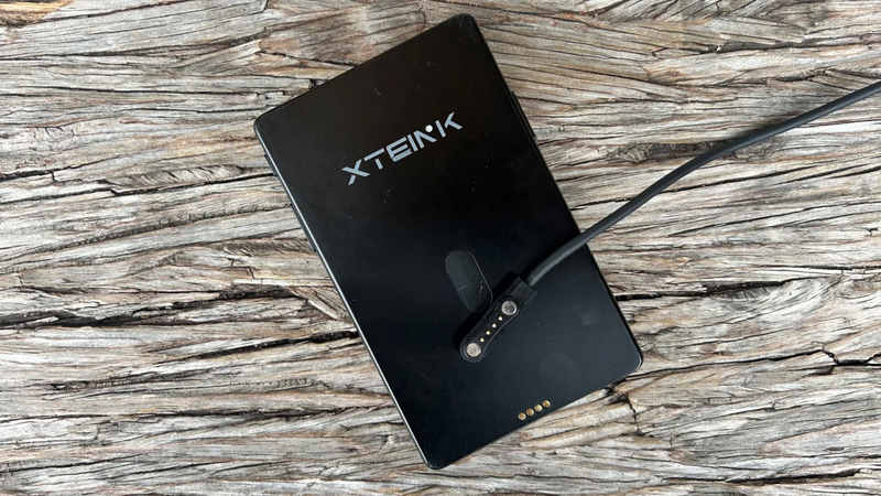 夜のベッドでも片手でサクサク読める。超小型電子書籍リーダー「Xteink