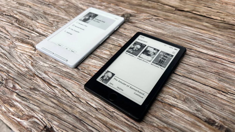 夜のベッドでも片手でサクサク読める。超小型電子書籍リーダー「Xteink