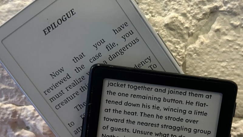 夜のベッドでも片手でサクサク読める。超小型電子書籍リーダー「Xteink