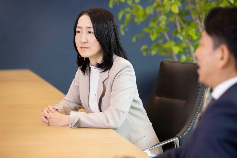 岩井かおり（いわい・かおり）氏／アビームコンサルティング Executive officer CPO（Chief People Officer） People & Culture Group Leader：2000年にアビームコンサルティングに入社。コンサルタントとして多様な業種において、経営基盤構築を目的とした業務改革、基幹システム導入、海外展開、運用・保守まで、幅広いプロジェクトに関わる。その後、プロジェクト責任者としてコンサルティング業務に携わりながら、2020年4月より、Smart Work、Diversity & Inclusion、Well-Beingの3つのイニシアチブからなるABeam Business Athlete®（ワークスタイル変革）を統括。現在は、Chief People Officerとして人材戦略（採用・育成・組織開発）と経営・事業戦略との連動や、従業員のエンゲージメント向上や組織文化の醸成、強化を担う。