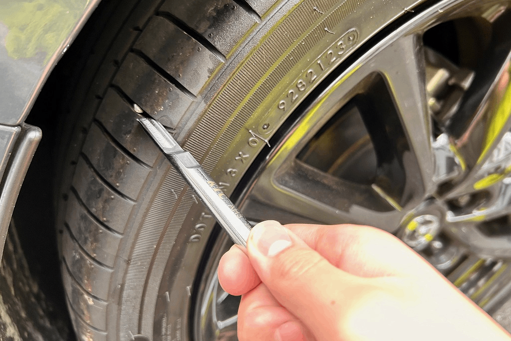 プロのメカニック御用達。クルマのタイヤに挟まった小石が秒で取れる道具