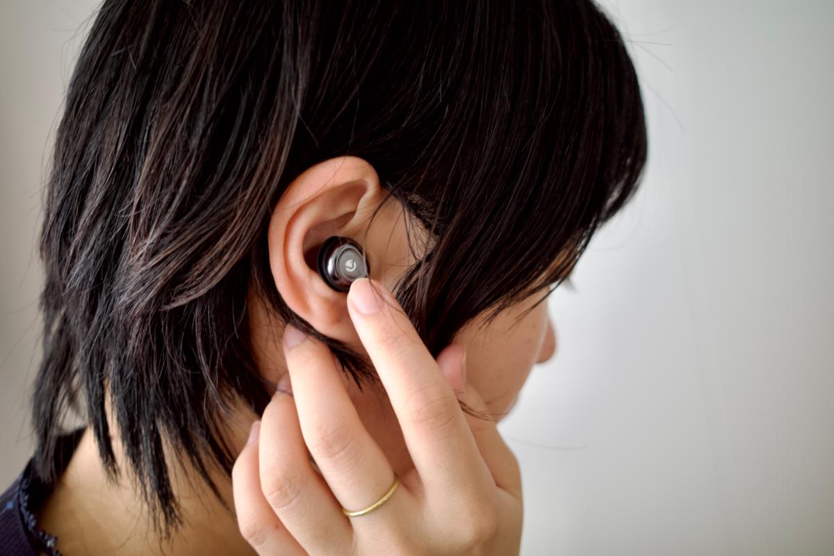 耳栓型が苦手な私でも快適に使えた。夜寝る時もつけっぱなしOK、1円玉サイズのイヤホン