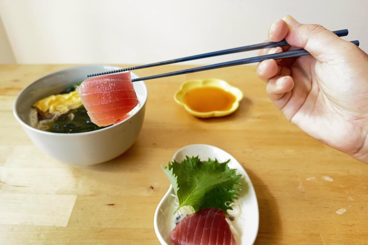 ステンレス箸の「重さと後味」で挫折した筆者が、チタン箸に乗り換えて驚いたこと