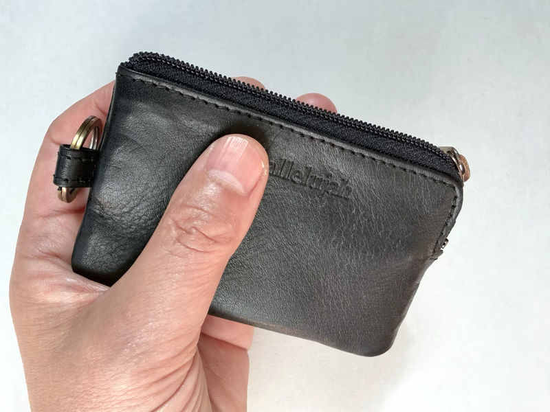 ミニマルデザインの本革ミニ財布が汎用性も抜群。しかも2,000円台の破格で買えるってすごい