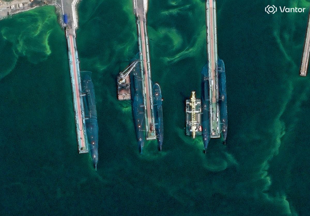 【衛星画像】ロシアは極東基地の潜水艦まで、ドローン対策ネットで覆っている
