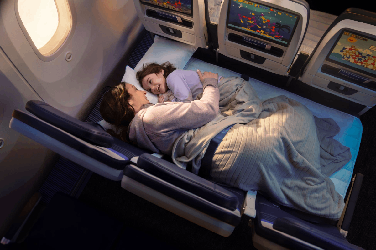 エコノミーでも「ベッド」で眠れる航空会社6選、価格は数万円〜40万円