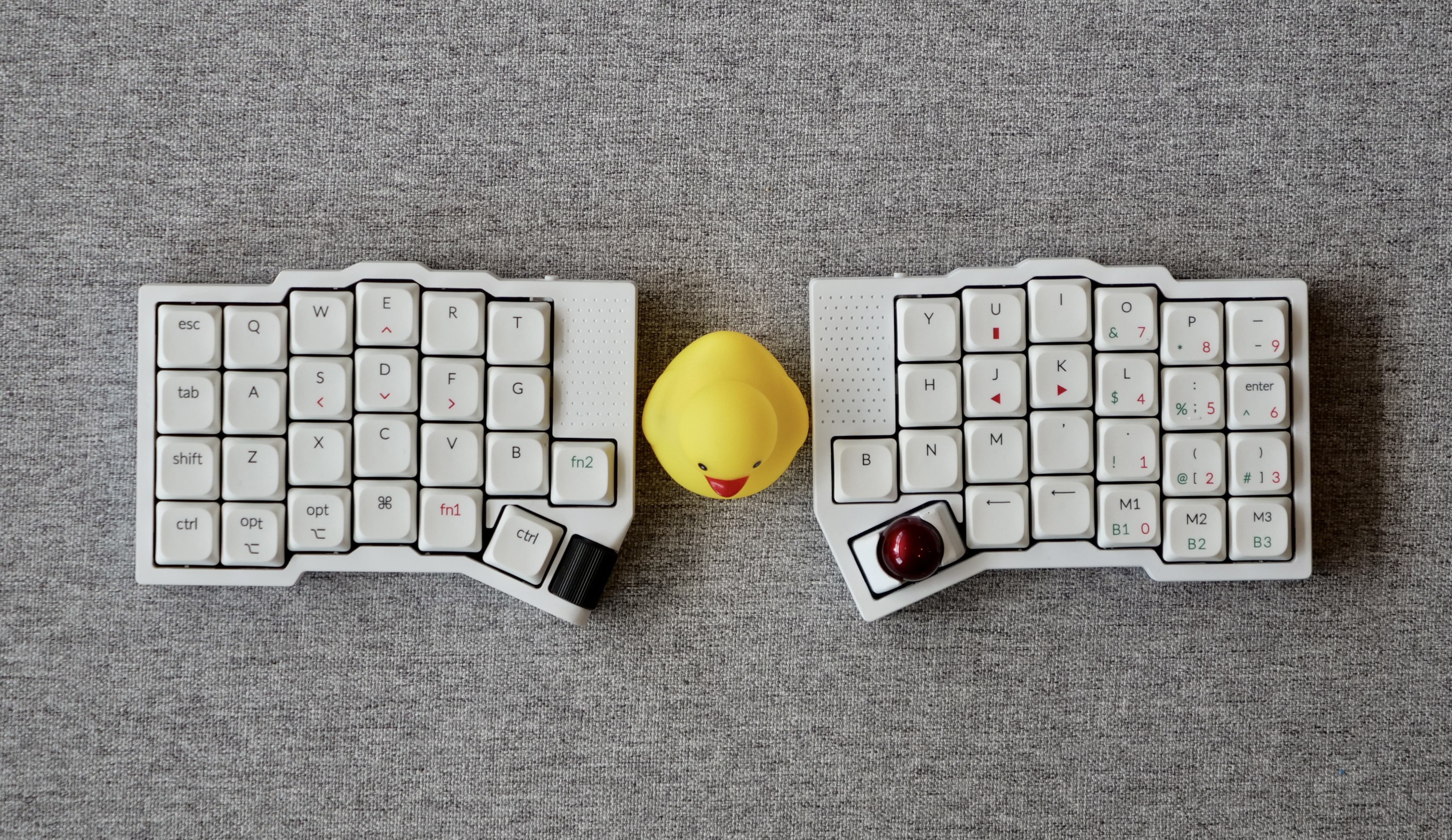 左右分割キーボードの間に置くといいモノ、なんだ？ | ギズモード