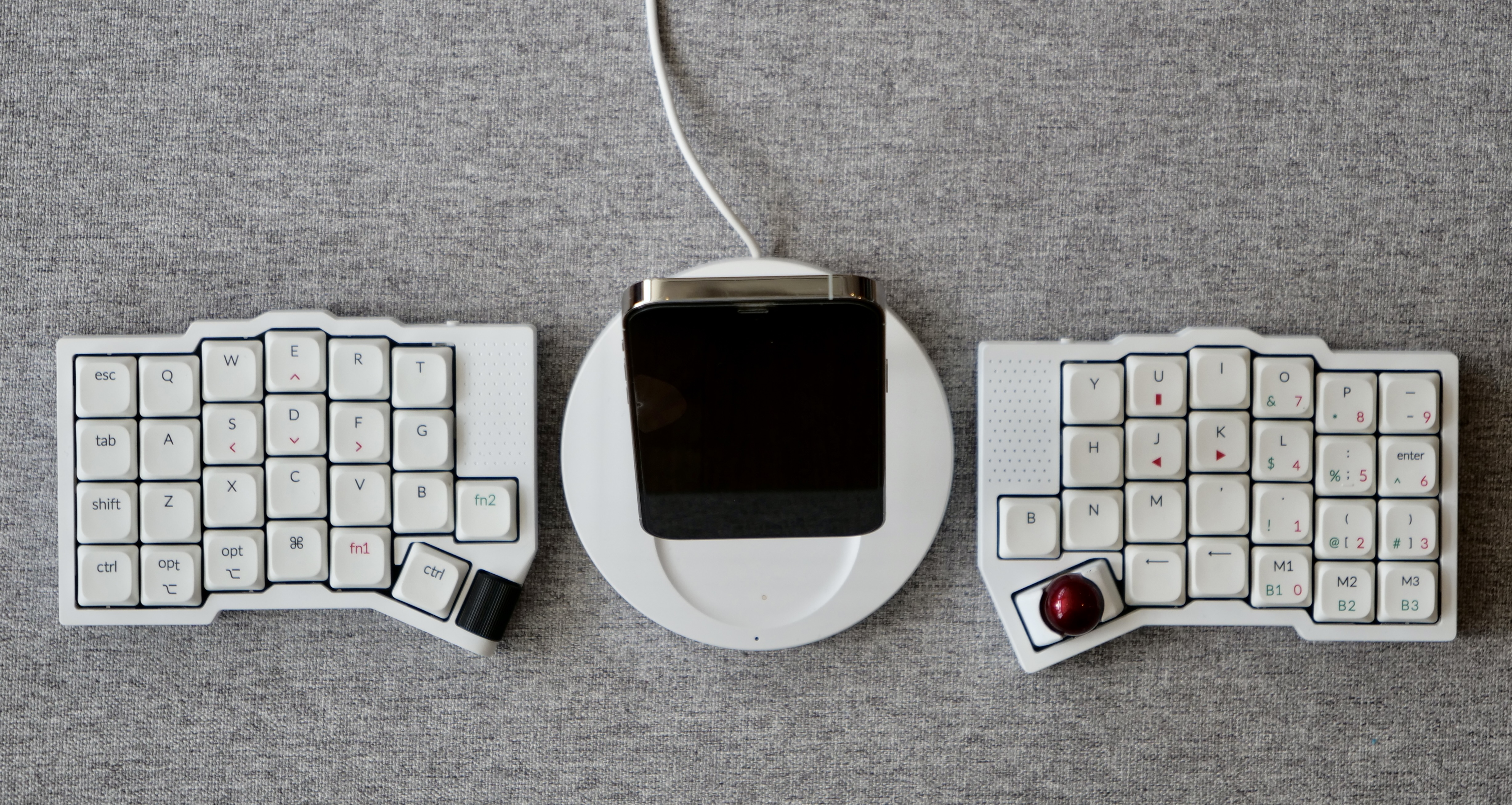 左右分割キーボードの間に置くといいモノ、なんだ？ | ギズモード
