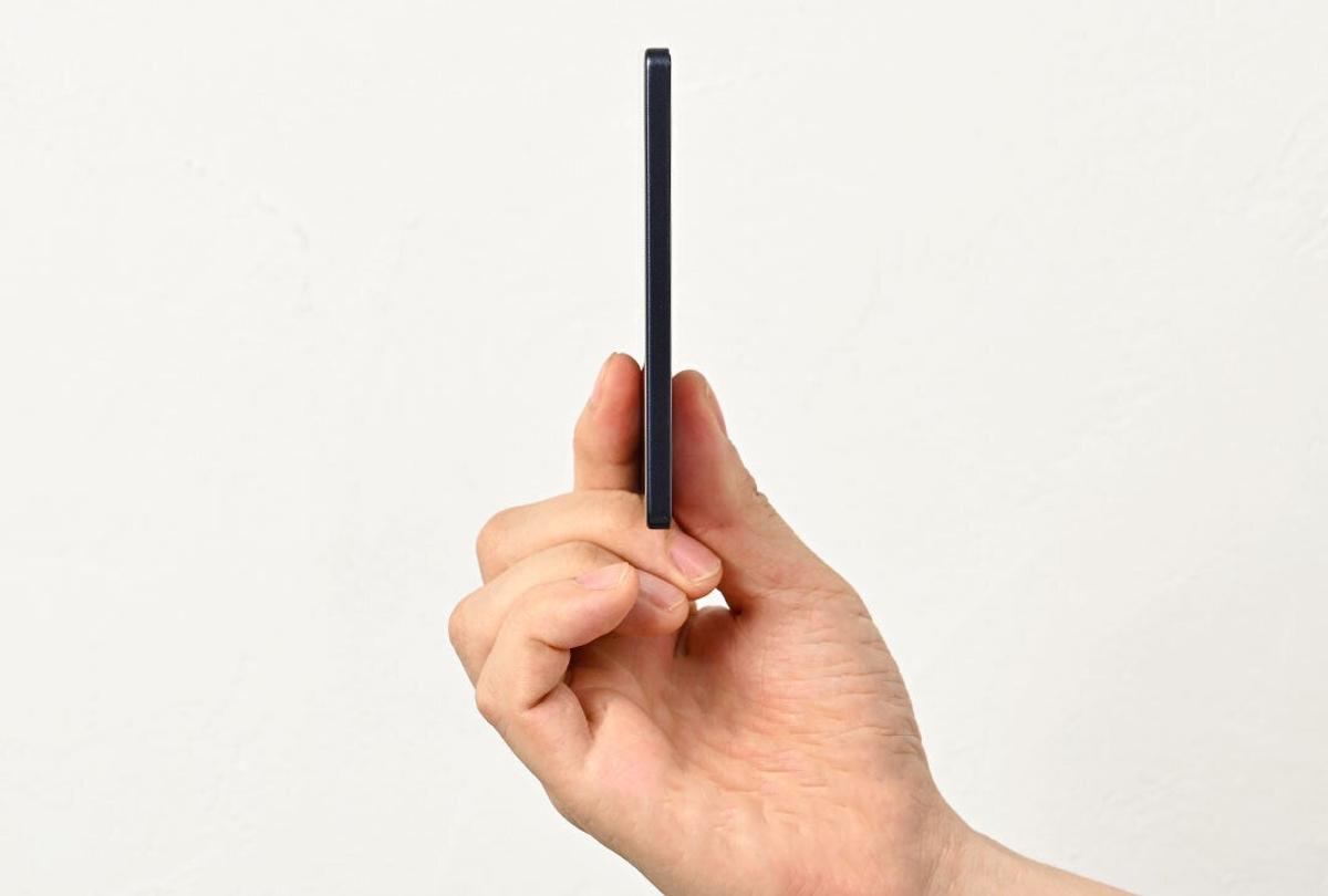 モバイルバッテリーが「重い」の正体は、重さじゃなくて厚みでした