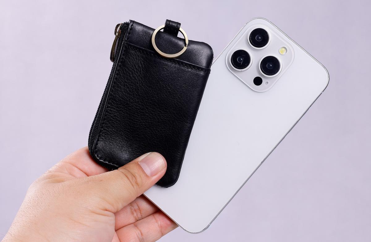 鍵も交通系ICカードも収まる厚さ0.5cmの極小財布。スマホとこれさえあれば手ぶらOK