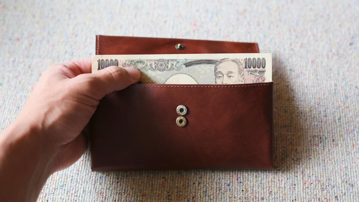 コンパクト長財布の最適解。機能性と収納力を実際に使って試してみました