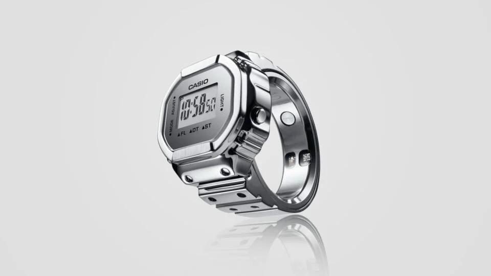 見た目は指元のG-SHOCK。カシオのスマートリングが出たら絶対買っ