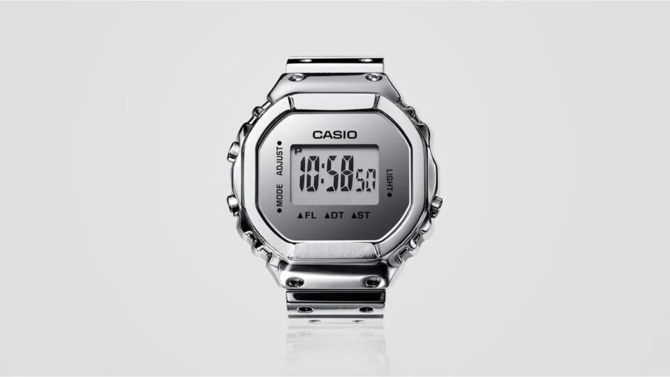 見た目は指元のG-SHOCK。カシオのスマートリングが出たら絶対買っ