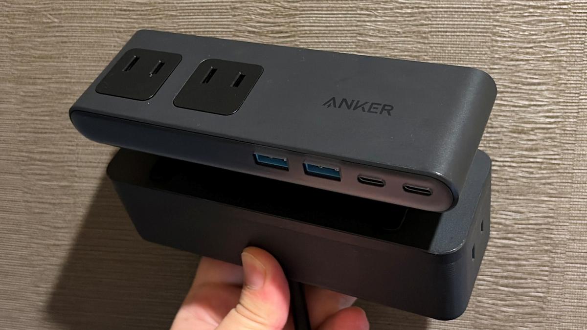 デスクに挟んでスマホやPCを10台充電。アンカー「Nano Power Strip」で足元の配線から解放された