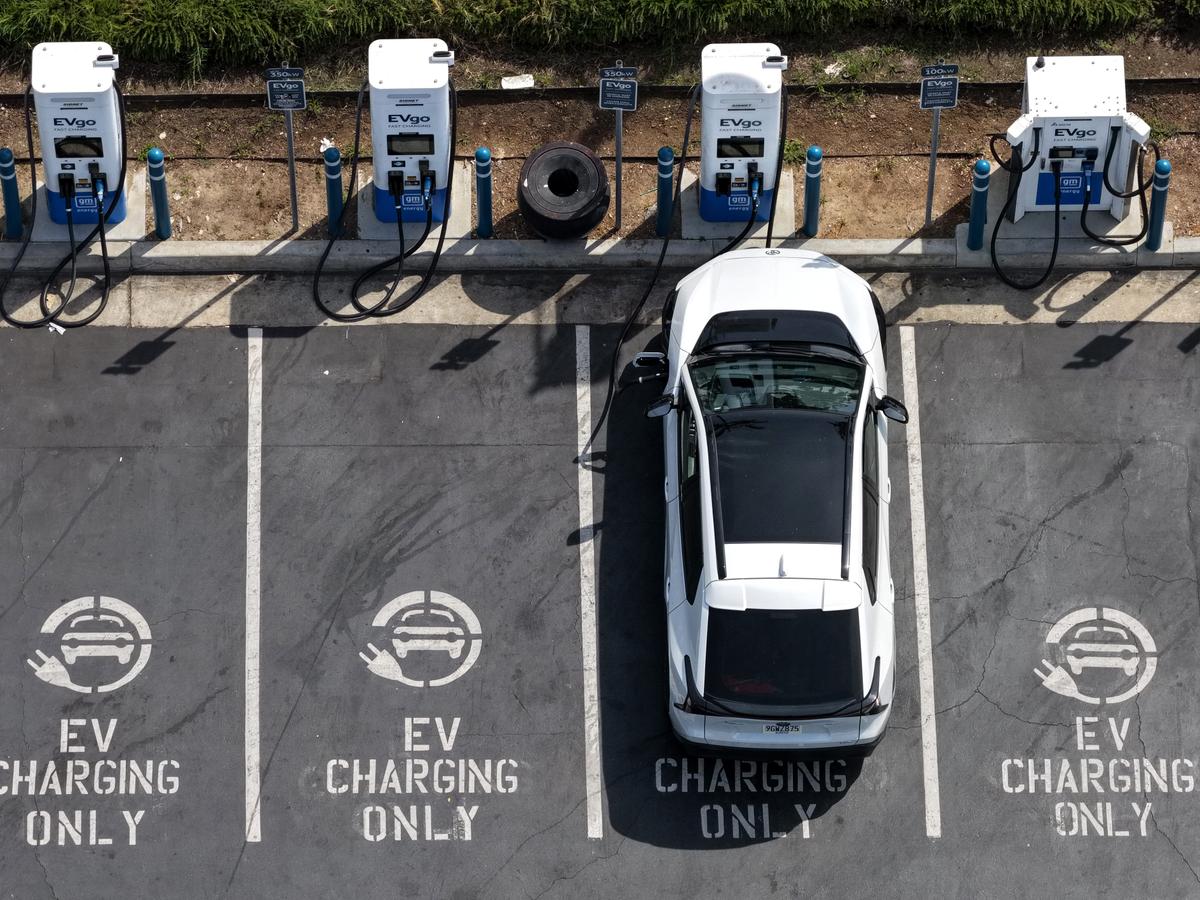 EV価格が再び上昇、自動車メーカーの値引き縮小が背景