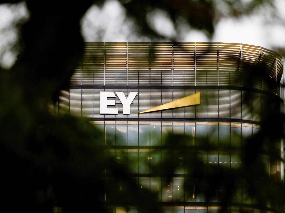 EYがインターン制度刷新。最長1年のプログラムは、AIに仕事を奪われた新人コンサルの救世主となるか？
