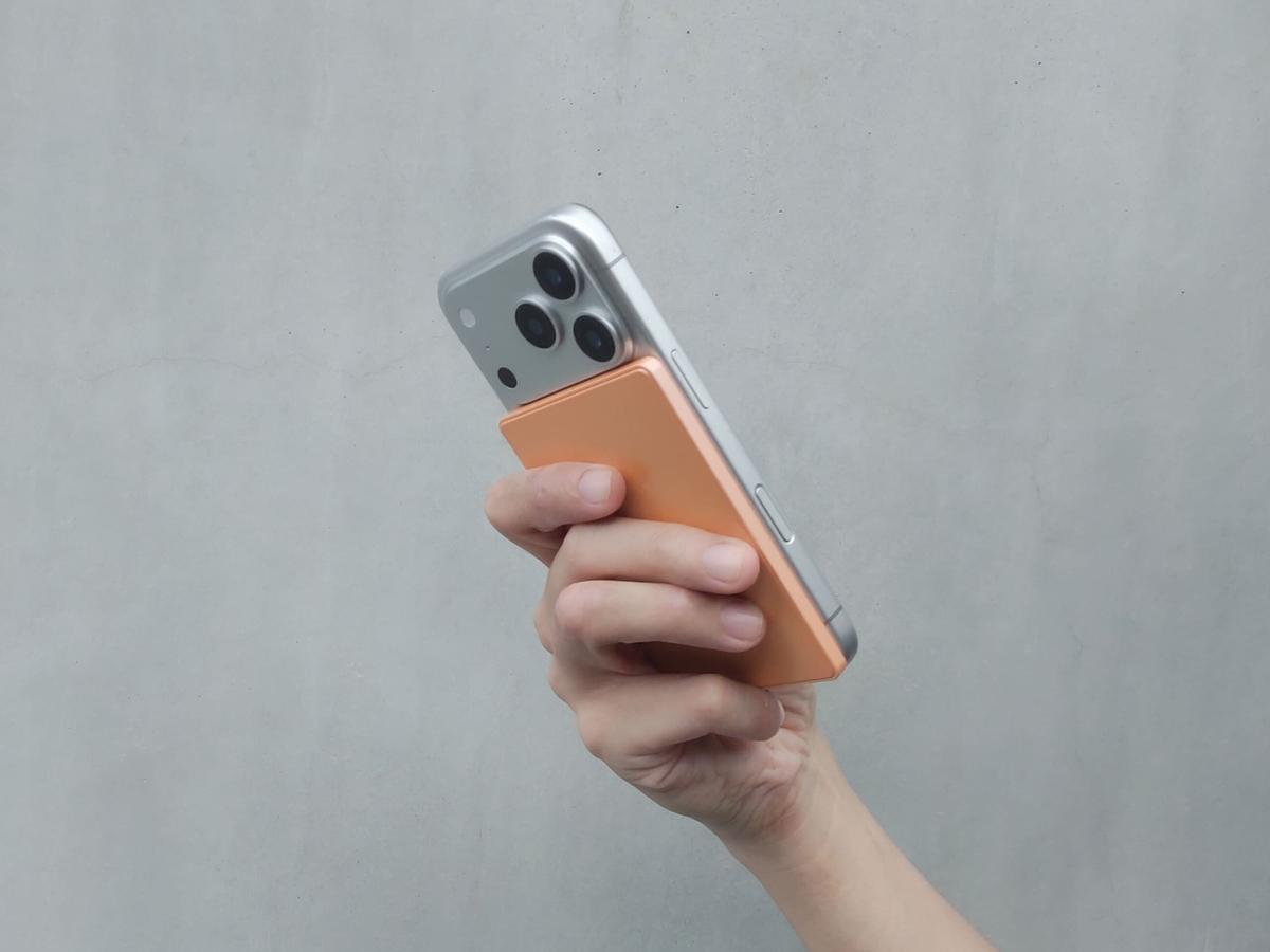 出番は「出かける日」だけじゃない。厚さ5.5mmのモバイルバッテリーは、デスクでは載せるだけの充電台に