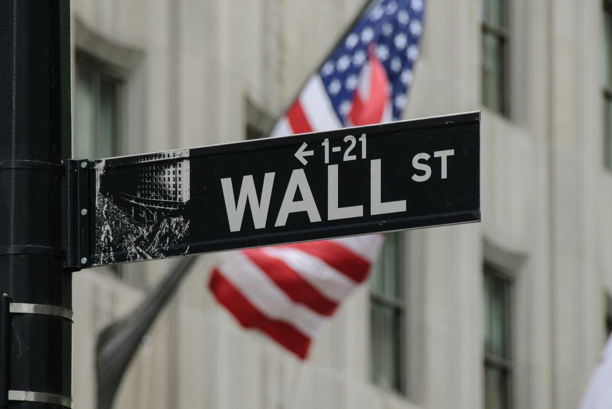 米国株、史上最高値でも「今が買い時」なのか？　強気派と弱気派、それぞれの言い分