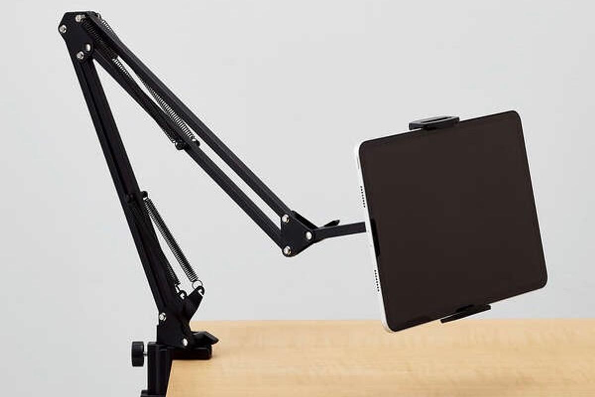 「寝ながらタブレット」をラクにする。エレコムのアームスタンドが重宝します
