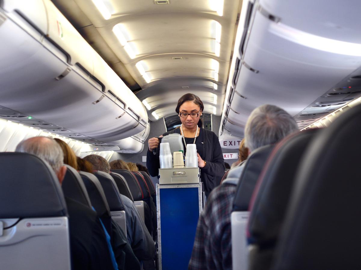 アメリカン航空、座席背面スクリーンを廃止する方針を180度転換