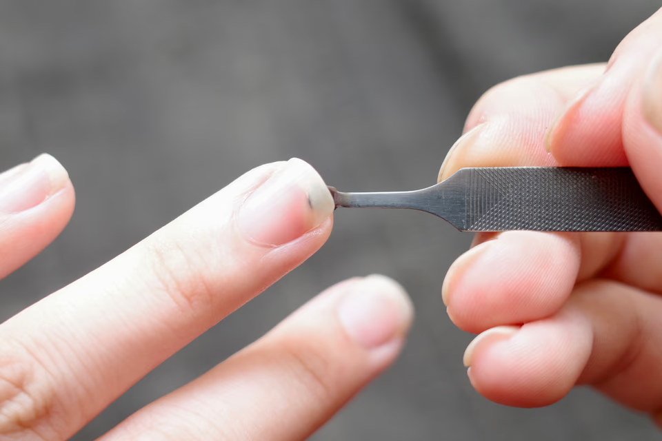 なでるだけで、爪がスルスル整う。燕三条の3WAY爪ヤスリがクセになる使い心地