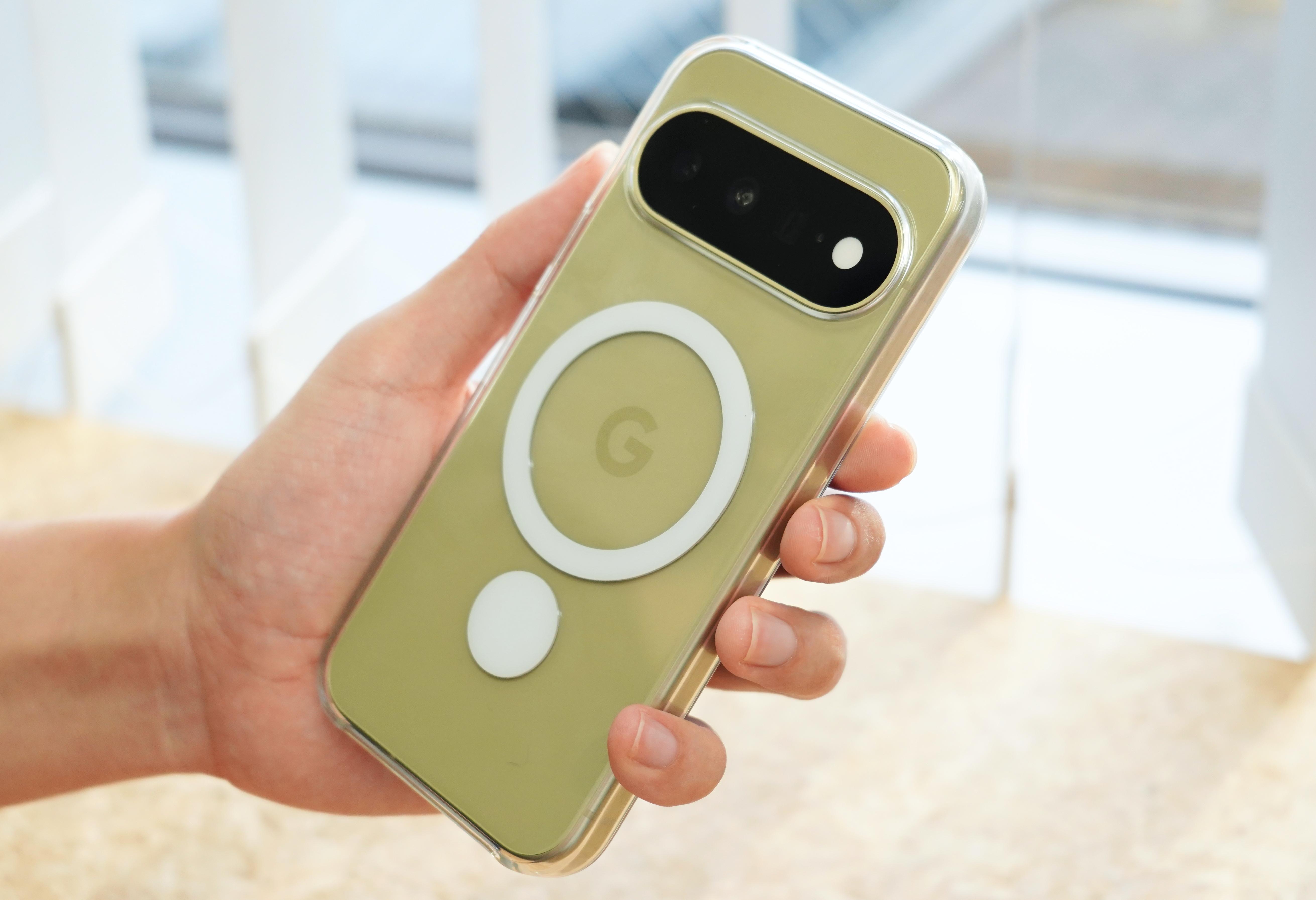 Pixel 11がやってきた。純正ケースで完全体になるんだ、コイツは