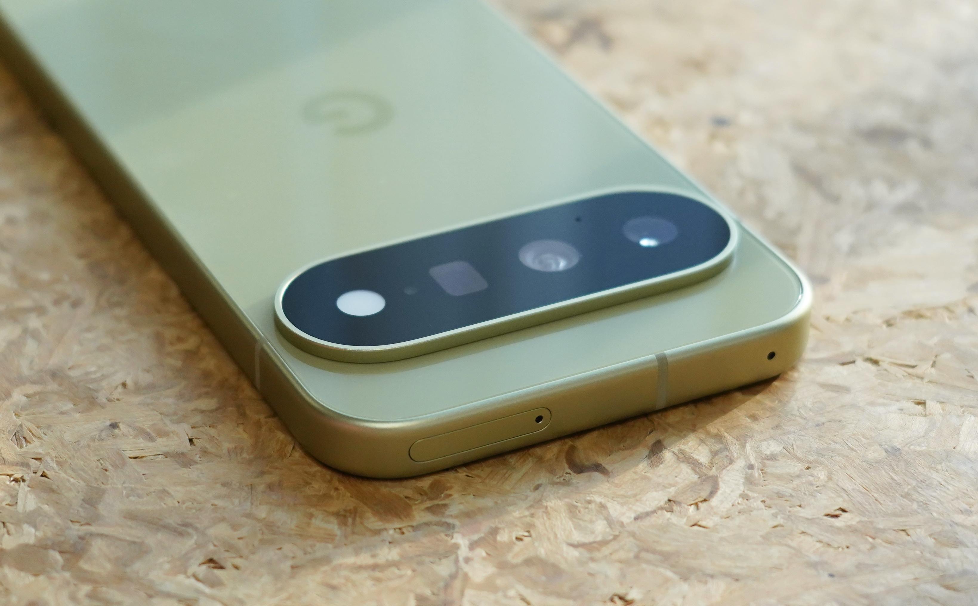 Pixel 11がやってきた。純正ケースで完全体になるんだ、コイツは